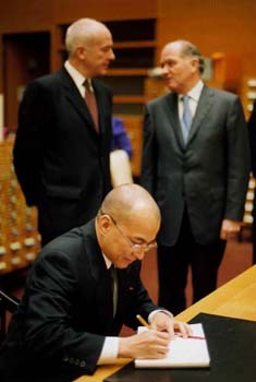 Le roi Norodom Sihamoni signe le Livre d'Or de lEcole