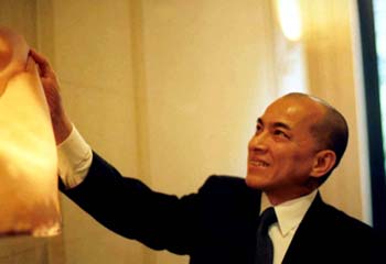 Le roi Norodom Sihamoni du Cambodge dévoile la plaque en l'honneur de son père, le roi Norodom Sihanouk