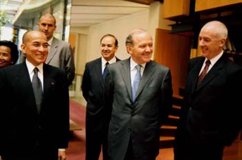 Sa majesté Norodom Sihamoni, le ministre François Goulard, Franciscus Verellen et Yves Goudineau
