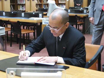 Signature du Livre d'Or de l'EFEO par le roi Norodom Sihamoni