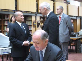 Fran�ois Goulard, ministre d�l�gu� � l'Enseignement sup�rieur et � la Recherche, signant le Livre d'Or de l'EFEO