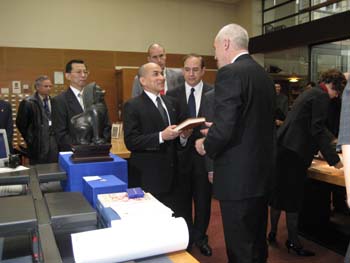 Franciscus Verellen, directeur de l'EFEO offre au Roi Norodom Sihamoni l'ouvrage Voyage en France du roi Sisowath, traduit par du khmer par Olivier de Bernon
