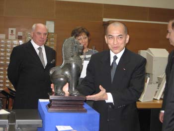 Le roi Norodom Sihamoni offre � l'EFEO un lion de bronze, gardien des temples khmers
