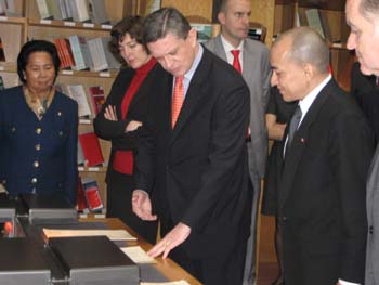 Olivier de Bernon, membre scientifique de l'EFEO, montre au roi Sihamoni les archives personnelles du roi Sihanouk offerte