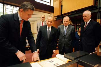 Pr�sentation des archives au roi Norodom Sihamoni