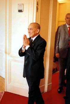 entrée du roi Norodom Sihamoni dans le salon où vont être présentés les programmes de recherches de l'EFEO au Cambodge