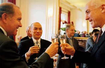 R�ception en l'honneur du roi Norodom Sihamoni du Cambodge en pr�sence du ministre Fran�ois Goulard