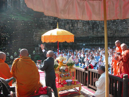 Le roi devant le Bouddha