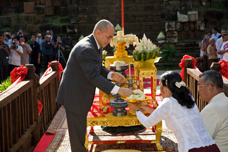 Offrande devant le Bouddha couche