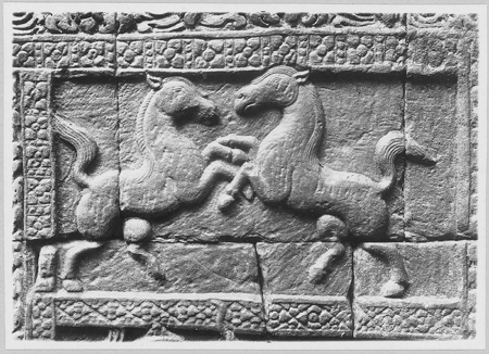 relief chevaux affrontés, 2e étage, gopura II ouest, réf. invlu 11572