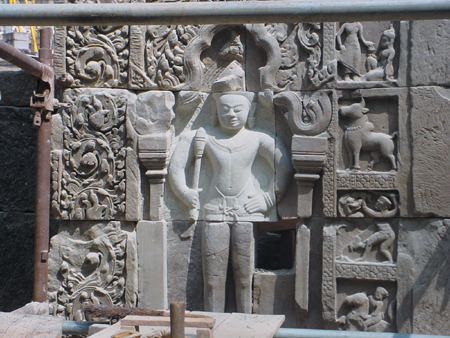 ravalement d'un dvarapala, cliché P. Royère,DSC00337