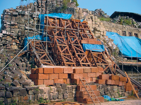 façade ouest, étaiement de la tête du Bouddha, cliché P. Royère, DSC00591