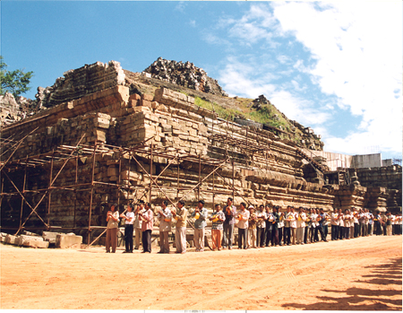 inauguration de la reprise du chantier en février 1995 par Sa Majesté le roi-père Norodom Sihanouk