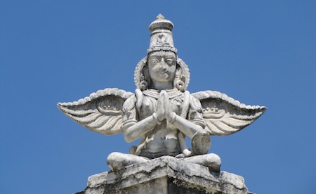 Garuḍa sur le toit du temple de Nemmeli (Tiruttani Taluk)