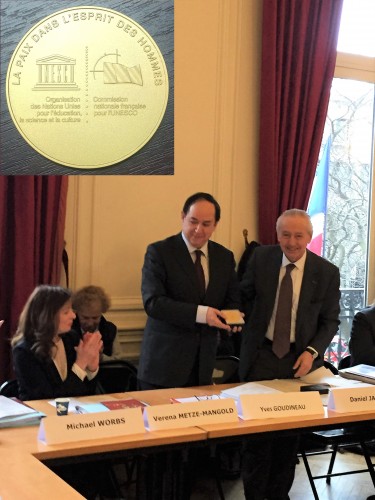 The EFEO receives the medal of the French National Commission for UNESCO